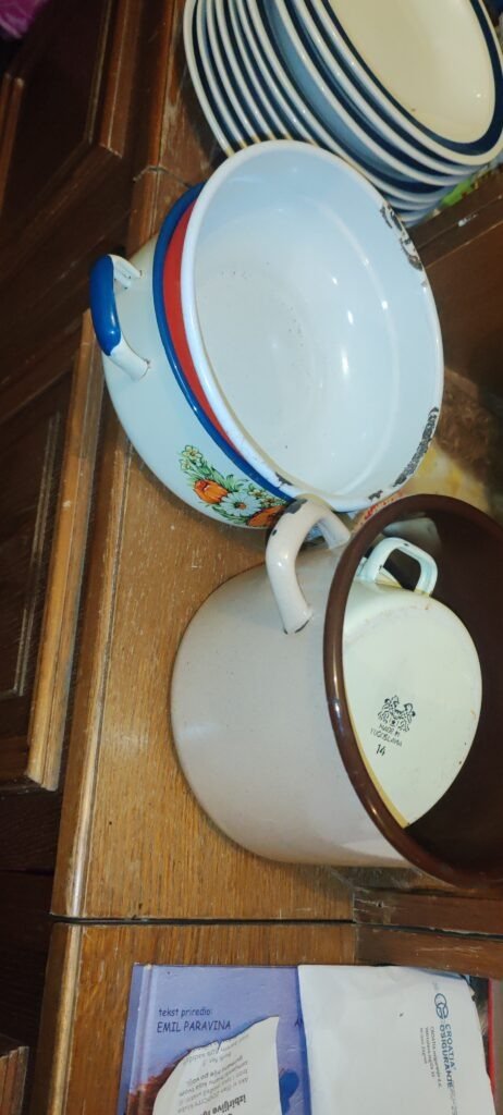 <div class="ob-badges" style="display:flex;gap:6px;flex-wrap:wrap;"></div>Suđe i lonci